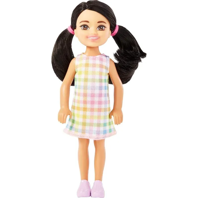 Mattel Barbie - Barbie Chelsea Celsi And Friends , Μικρή Με Μαύρα Μαλλιά Σε Κοτσιδάκια Και Καστανά Μάτια Που Φοράει Αποσπώμενο Καρό Φόρεμα HKD91 (DWJ33))