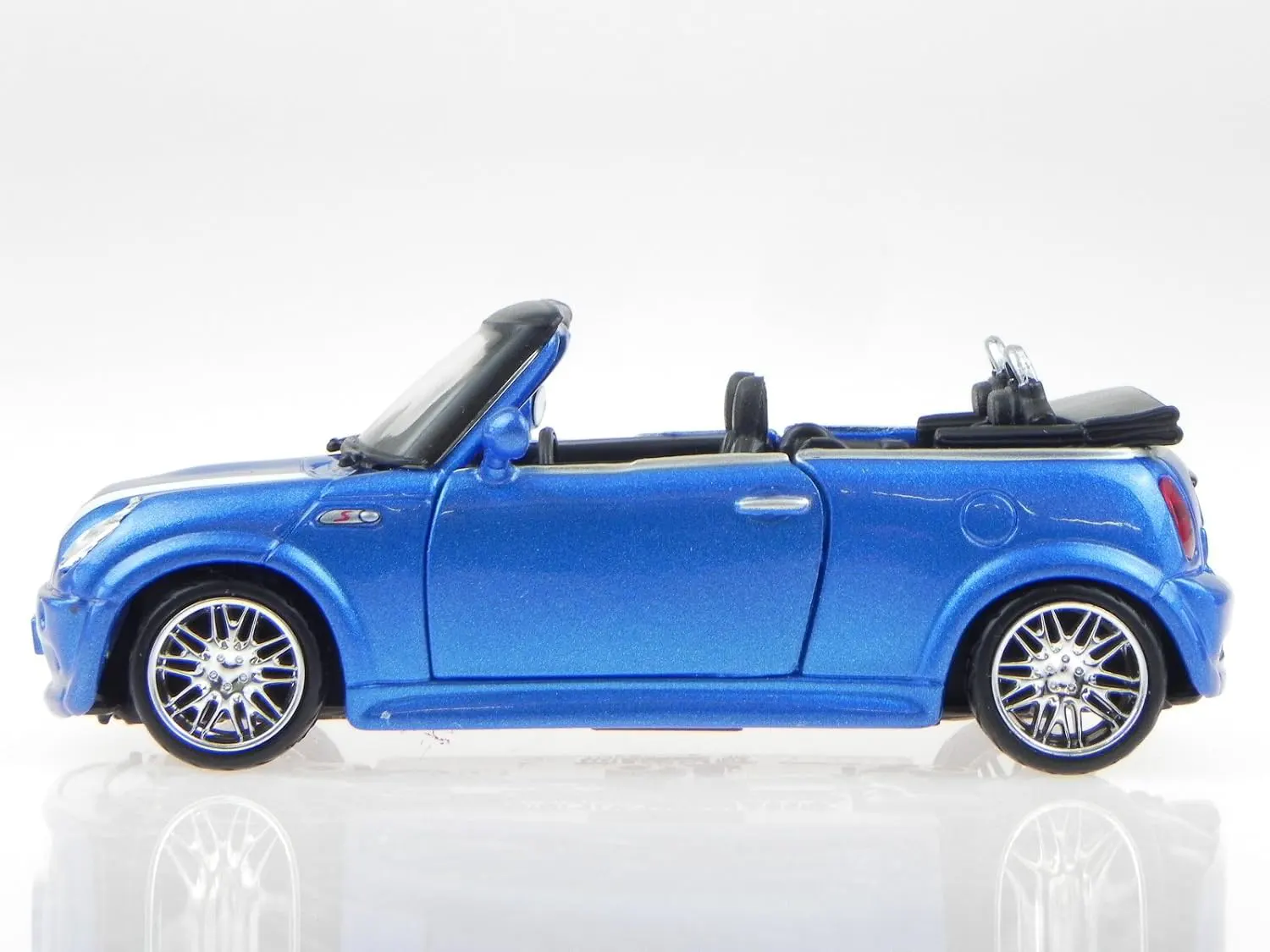 Bburago - 1/32 Mini Cooper S Cabriolet 18-43010 (18-43000) Bburago - 1/32 Mini Cooper S Cabriolet 18-43010 (18-43000)