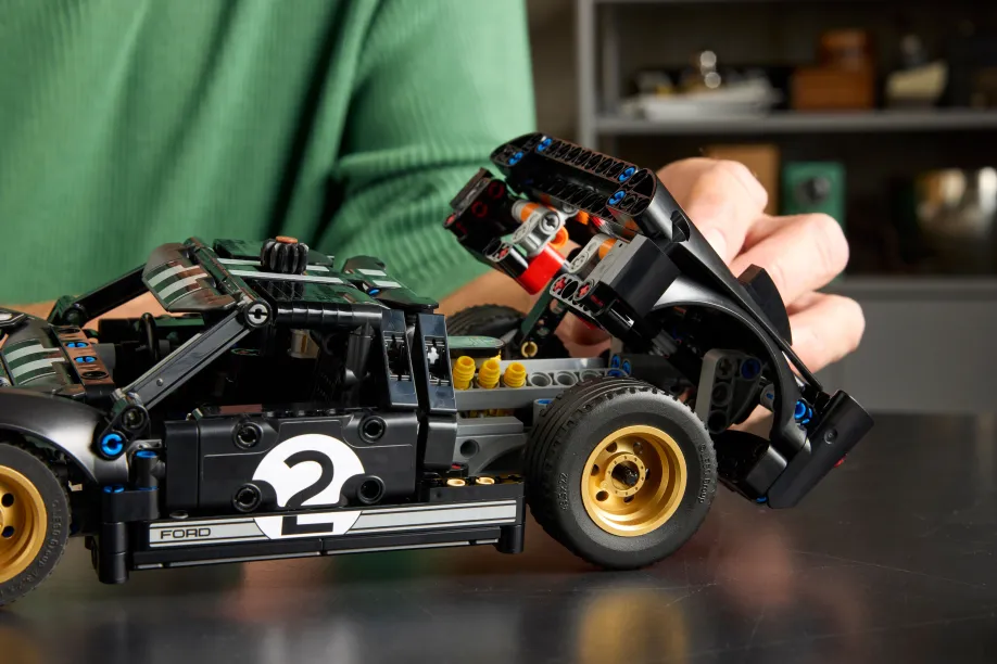 Lego Technic -  1966 Ford GT40 MK II Race Car 42223