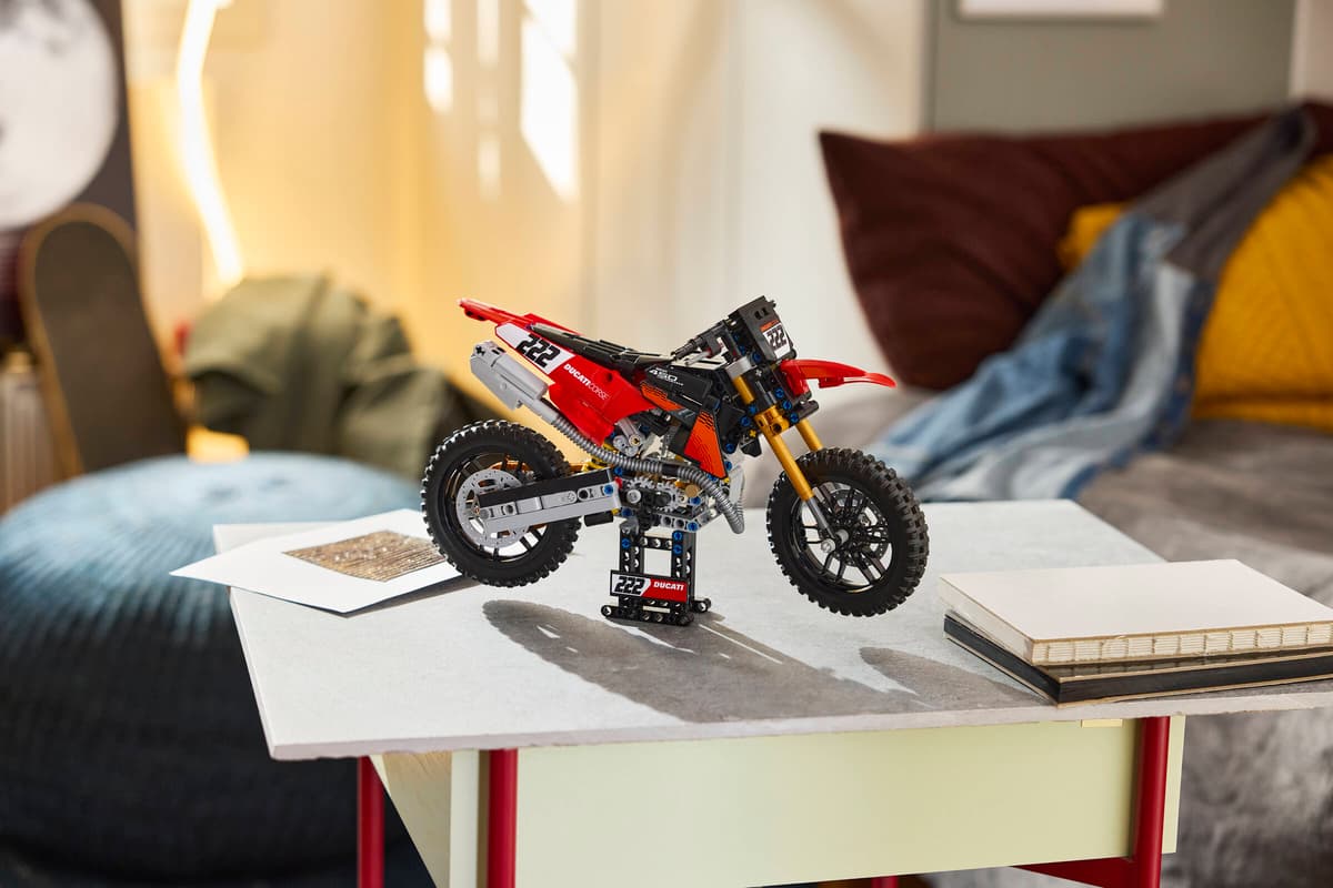 Lego Technic - Ducati Desmo450 MX Factory Motorcycle 42238