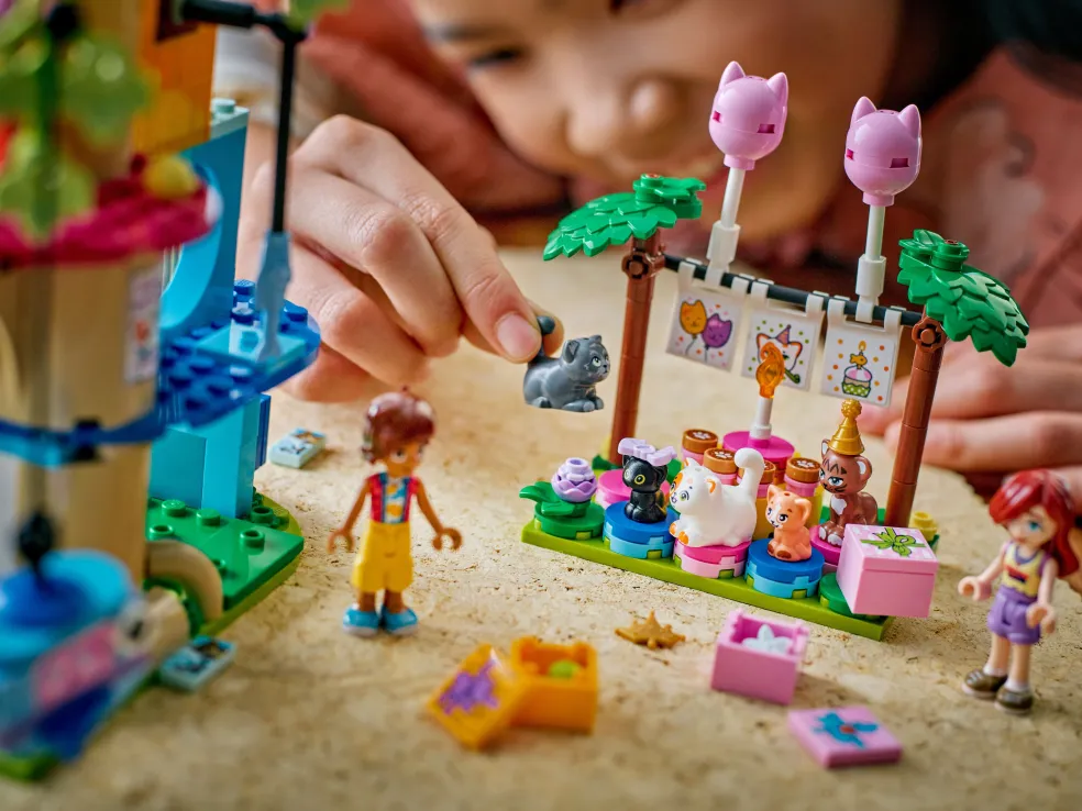 Lego Friends - Friends Cat Birthday Party & Tree House 42666 Lego Friends - Friends Cat Birthday Party & Tree House 42666