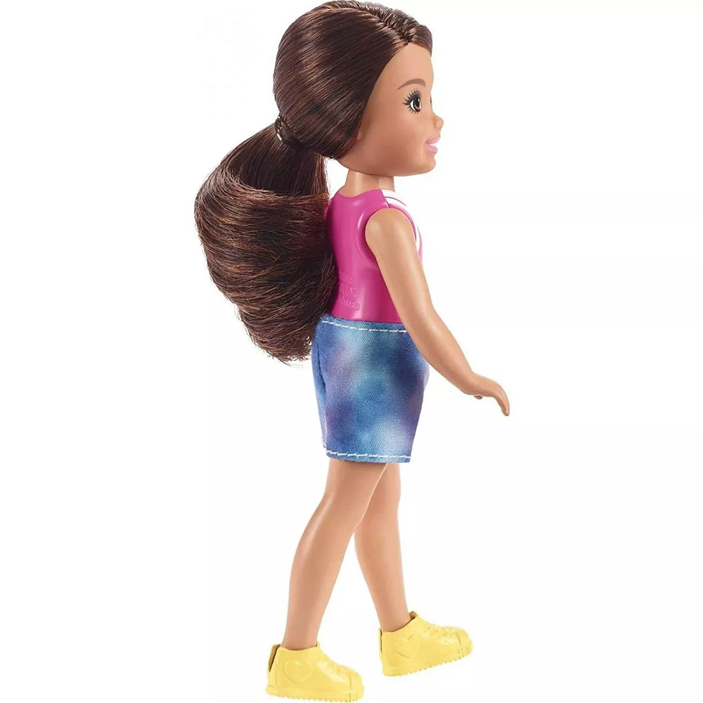 Mattel Barbie - Club Chelsea, Brunette Doll Wearing Tie-Dye Shorts, Molded Top & Yellow Shoes GXT40 (DWJ33)